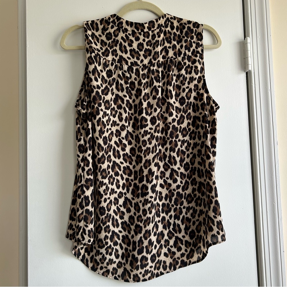 Vince Camuto V Neck Leopard Print Sleeveless Top Cheetah Blouse Size M - Picture 2 of 3